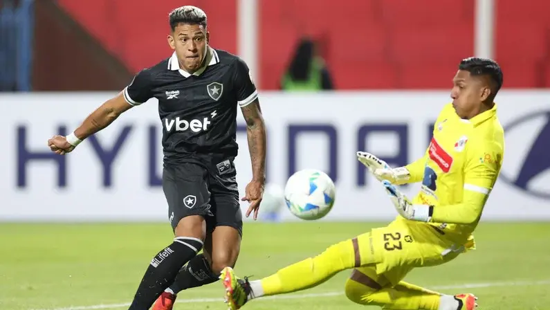 Botafogo desperdiça chance e inicia Libertadores com derrota em Potosí
