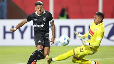 Botafogo desperdiça chance e inicia Libertadores com derrota em Potosí Botafogo desperdiça chance e inicia Libertadores com derrota em Potosí