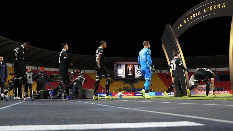 Botafogo prioriza zagueiros e lateral-esquerdo na reta final da janela