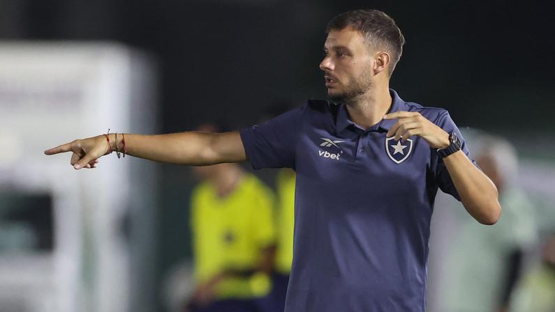 Martín Anselmi destaca atuação dos jovens do Botafogo: ‘Vitória especial. Esses meninos nos ensinaram o caminho para ganhar’