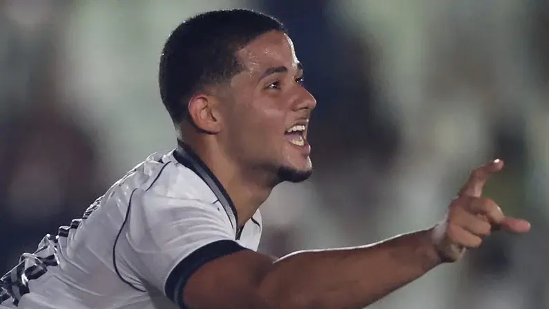 Capitão, Justino se emociona com primeiro gol pelos profissionais e agradece às lideranças do Botafogo: ‘Nunca desacreditaram de mim’