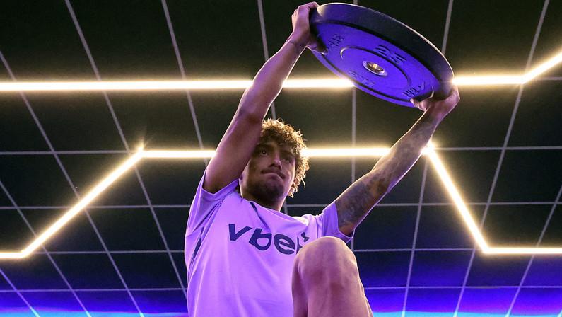 Botafogo resiste à concorrência e garante Cristian Medina