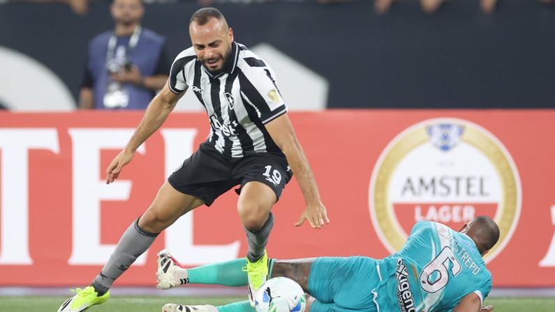 Arthur Cabral joga apenas 21 minutos por causa de lombalgia