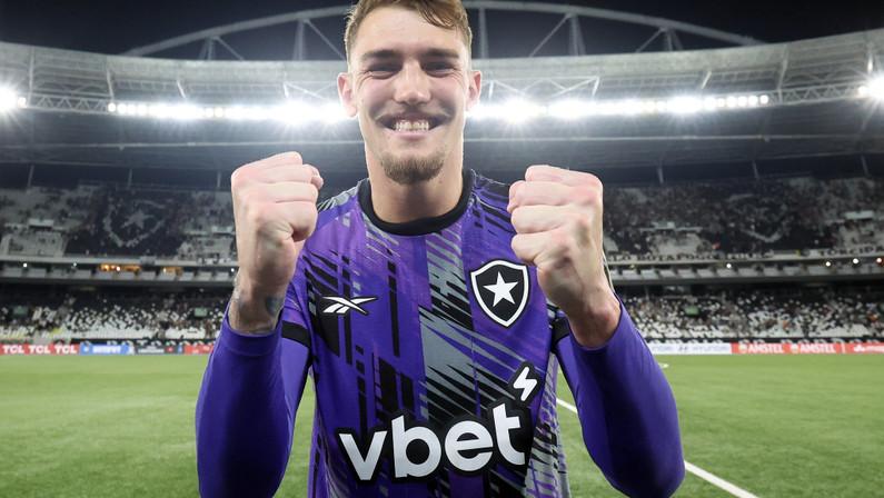Léo Linck explica estilo 'goleiro-linha' e fala sobre pressão da torcida