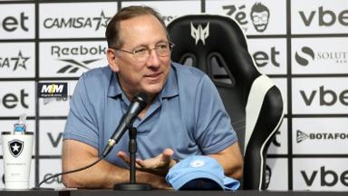 John Textor admite elenco desequilibrado, lamenta lesões e espera ‘acelerar ritmo’ de contratações no Botafogo no meio do ano John Textor admite elenco desequilibrado, lamenta lesões e espera ‘acelerar ritmo’ de contratações no Botafogo no meio do ano
