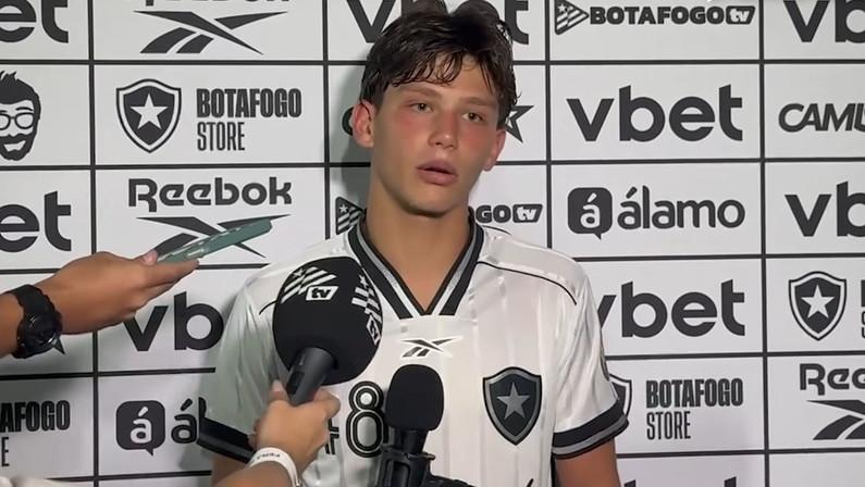Arthur Novaes celebra primeiro jogo como titular do Botafogo e agradece a Anselmi: ‘Estilo de jogo dele me favorece’