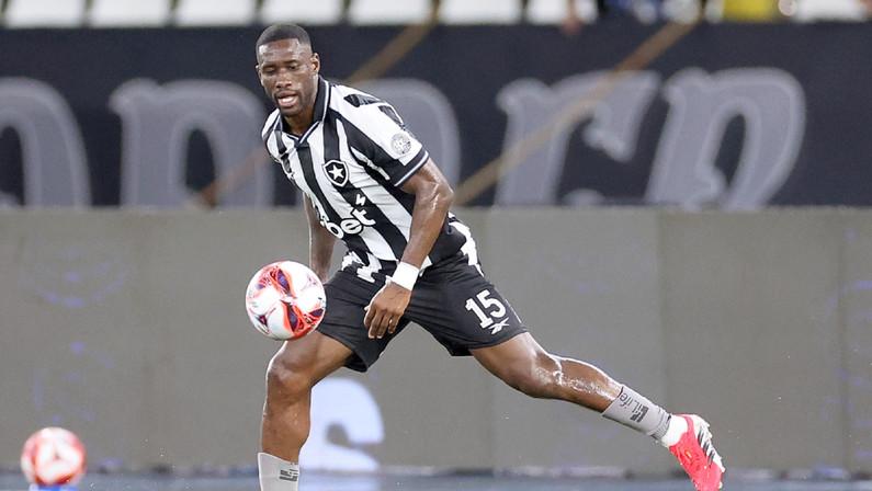 Técnico do Botafogo celebra volta de Bastos após um ano sem jogar