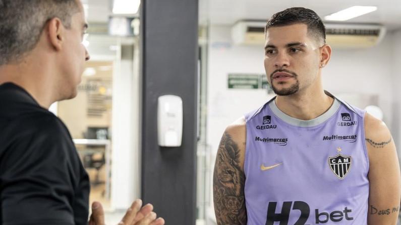 Bruno Guimarães segue tratamento de lesão na coxa no CT do Botafogo