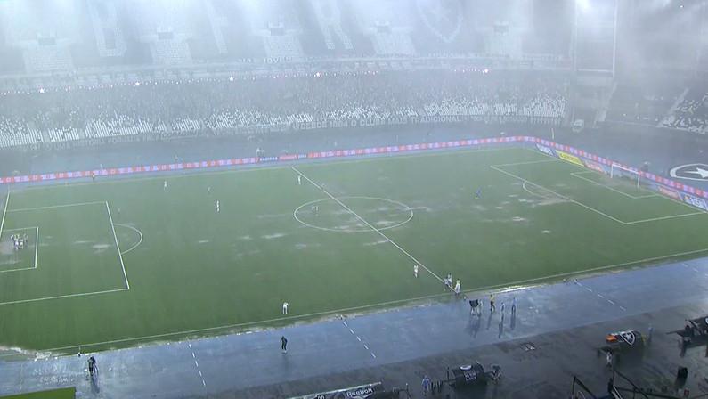 Botafogo x Fluminense é paralisado no início do primeiro tempo devido a temporal