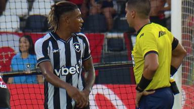 Danilo sente incômodo e sai de campo no clássico contra Flamengo Danilo sente incômodo e sai de campo no clássico contra Flamengo