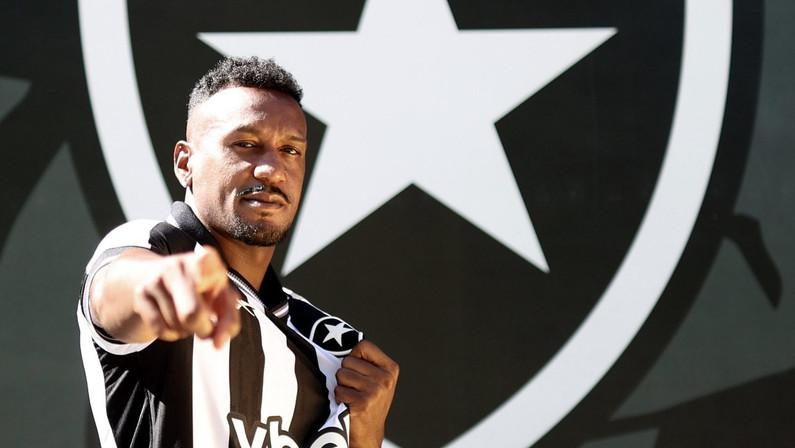 Comentarista vê Edenílson atrás de Newton no Botafogo: ‘Compõe elenco’