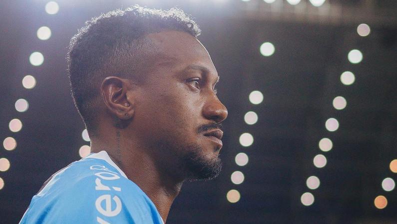 Edenílson se aproxima do Botafogo após pedido ao Grêmio