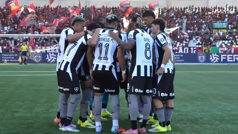 Flamengo vence Botafogo em jogo marcado por falha do goleiro Neto