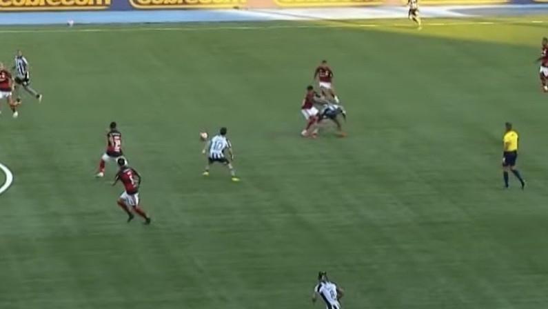 Lance irregular: PC Oliveira afirma que houve falta na origem do gol do Flamengo sobre o Botafogo; veja vídeo