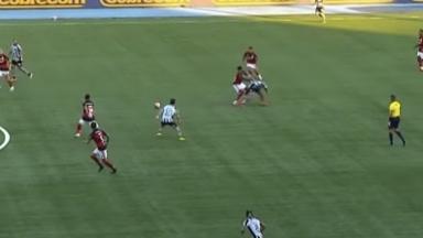 Lance irregular: PC Oliveira afirma que houve falta na origem do gol do Flamengo sobre o Botafogo; veja vídeo Lance irregular: PC Oliveira afirma que houve falta na origem do gol do Flamengo sobre o Botafogo; veja vídeo