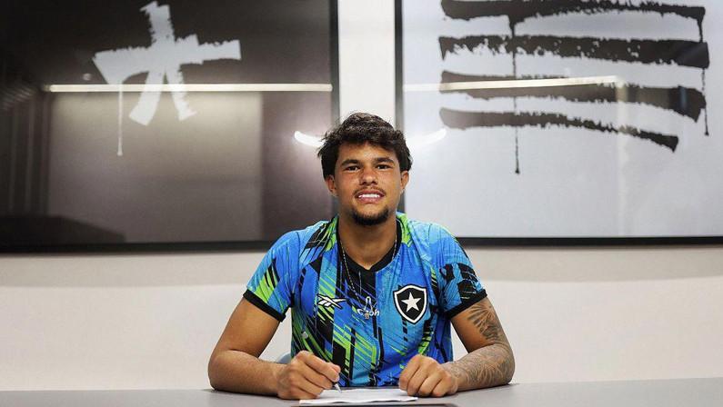 Botafogo assina primeiro contrato profissional de goleiro Bruninho Samudio: ‘Realização de sonho’