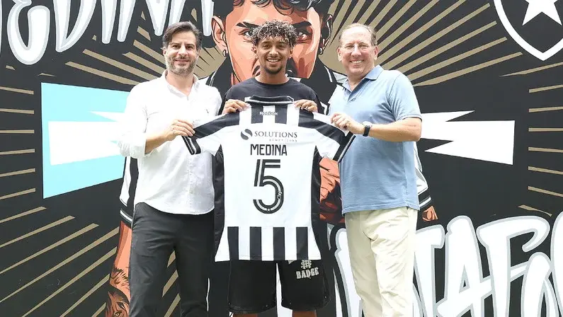 Medina é apresentado por Textor e veste a camisa 5 do Botafogo