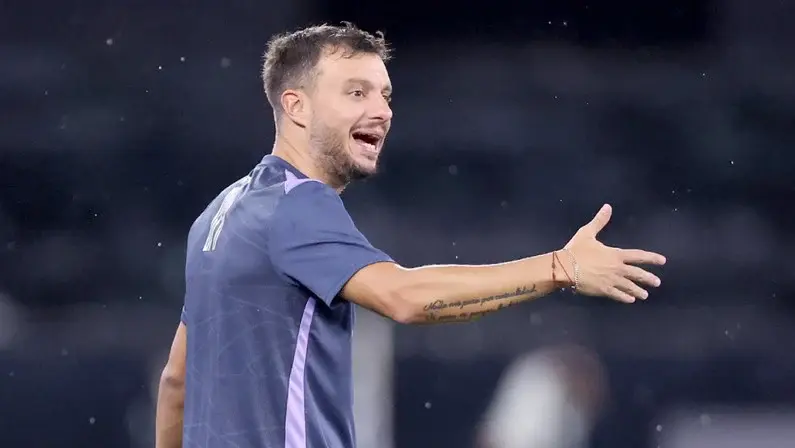 Anselmi lamenta derrota do Botafogo no clássico, mas justifica reservas