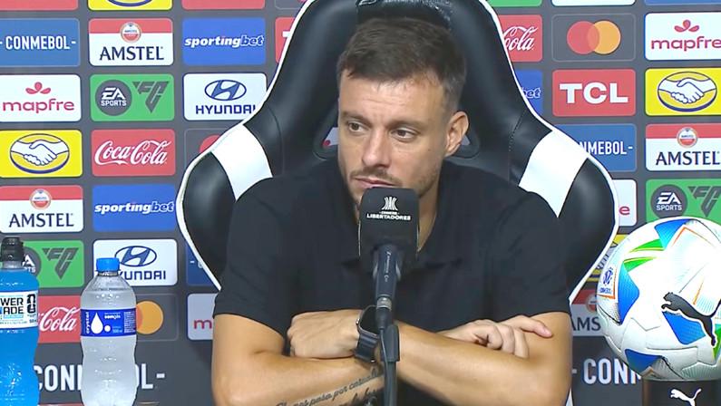 Anselmi explica escalação de Ponte e defende versatilidade do lateral