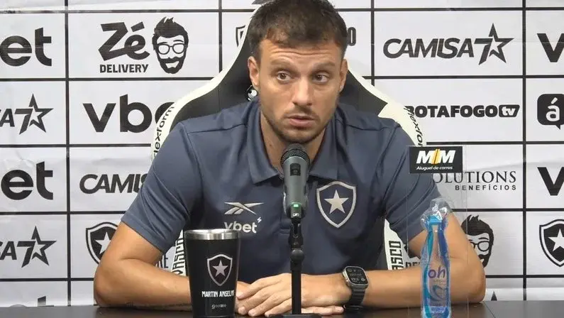 Anselmi felicita Rodrigo Bellão e se diz orgulhoso de jovens no Botafogo: 'Estamos trabalhando para contratar, mas também para desabrochar jogadores'