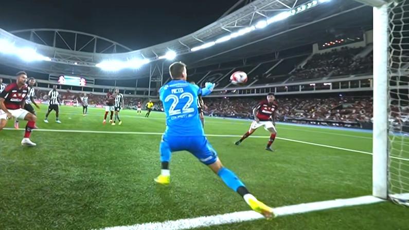 Neto entrega de novo, e Botafogo cai para o Flamengo no Carioca