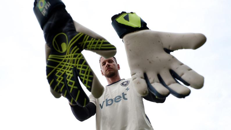 Corinthians faz proposta para dividir salário de goleiro Neto com Botafogo e aguarda resposta