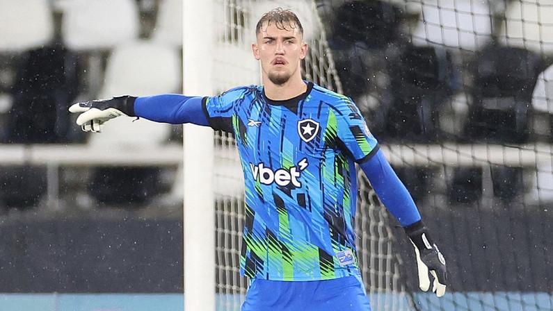Léo Linck vai bem, e Anselmi mantém aberta briga no gol do Botafogo