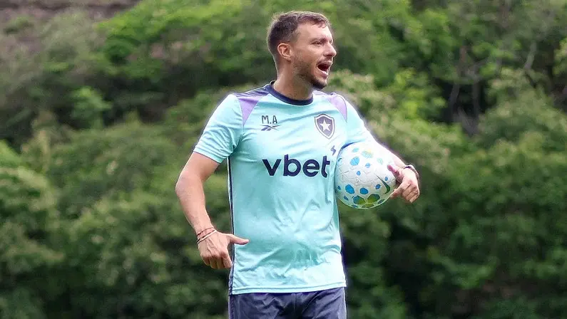 Botafogo faz boa avaliação interna de Martín Anselmi e não pretende vender mais jogadores
