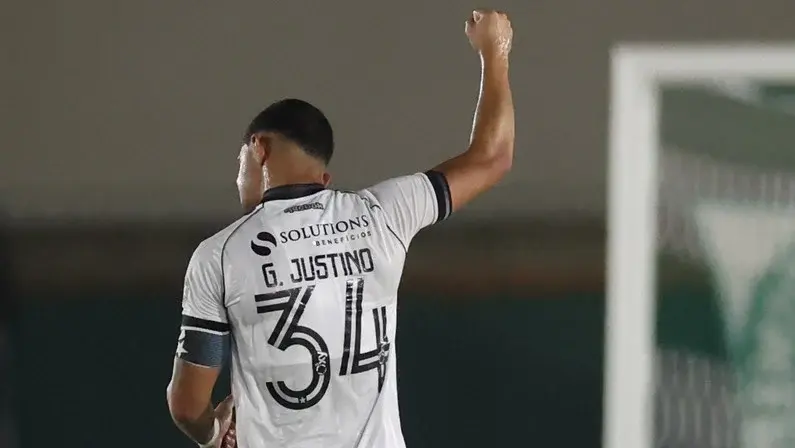 Justino, capitão do Botafogo, agradece apoio da Maré e inspira favelados