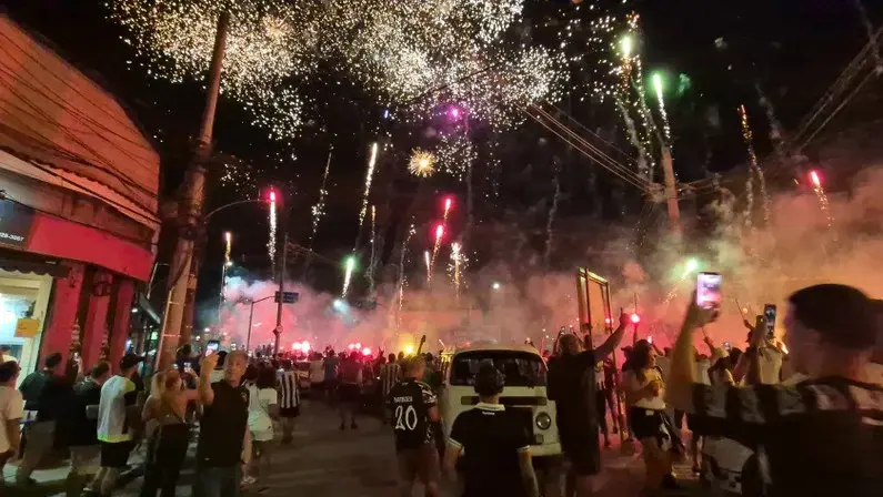 Torcida do Botafogo faz Rua de Fogo para decisão na Libertadores