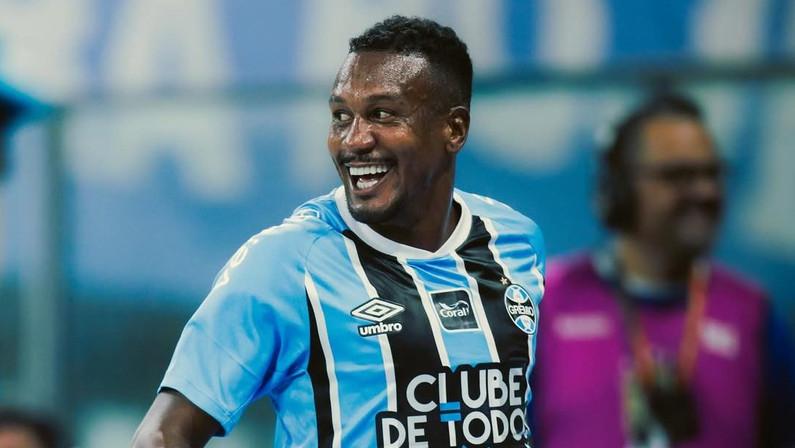 Botafogo acerta com volante Edenílson até dezembro de 2026