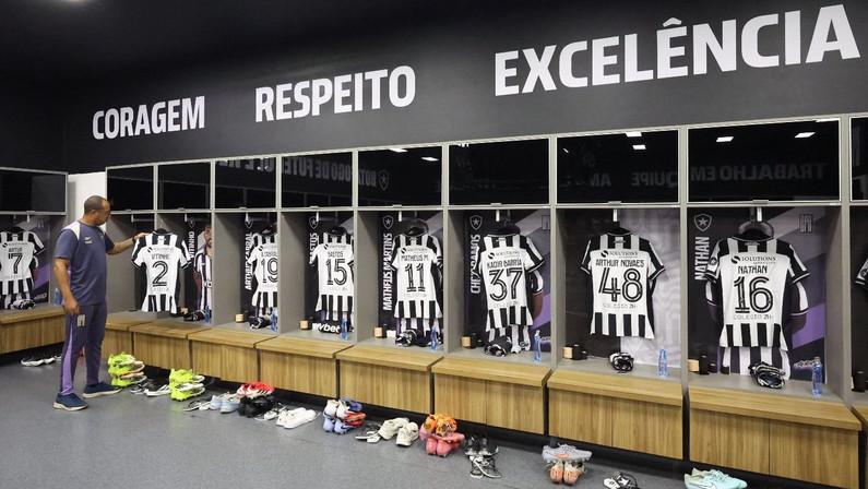 Botafogo enfrenta Flamengo sem centroavante de ofício