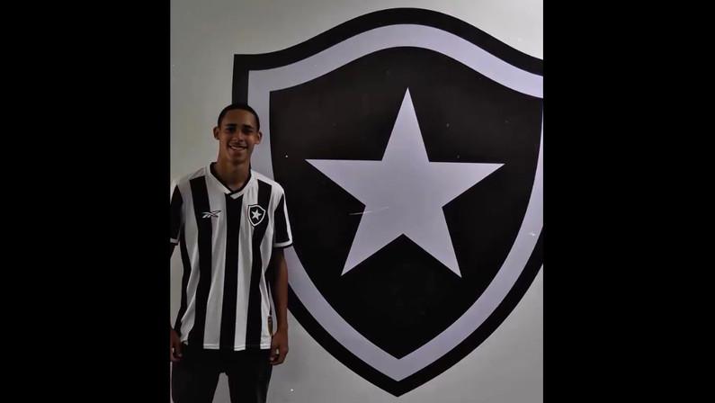 Botafogo garante atacante Vitinho para o sub-20 até 2028