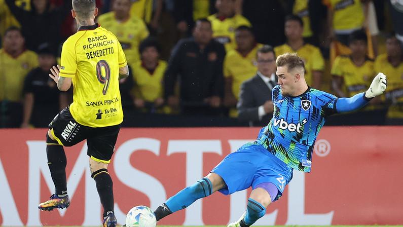 Comentarista aponta falha geral em gol do Barcelona-EQU, mas concorda: ‘Goleiro é uma posição discutível no Botafogo’