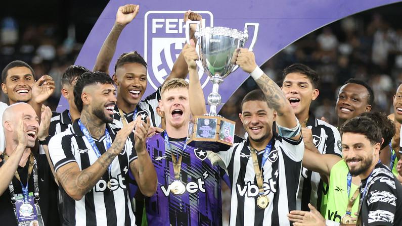 Justino ergue o troféu do Botafogo de campeão da Taça Rio