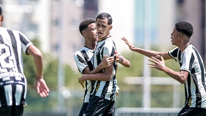 Base do Botafogo estreia com vitórias no Nilton Santos