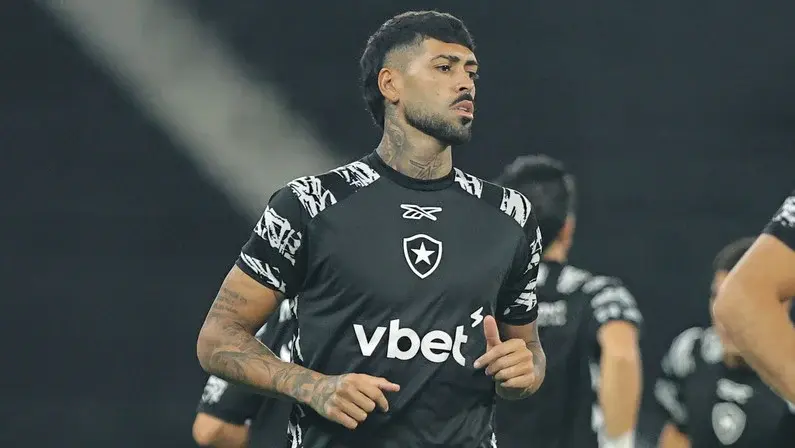 Alexander Barboza quer ‘garantias’ de que Botafogo seguirá ‘caminho estável’ para sacramentar renovação