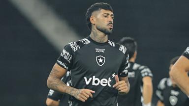 Alexander Barboza quer ‘garantias’ de que Botafogo seguirá ‘caminho estável’ para sacramentar renovação Alexander Barboza quer ‘garantias’ de que Botafogo seguirá ‘caminho estável’ para sacramentar renovação
