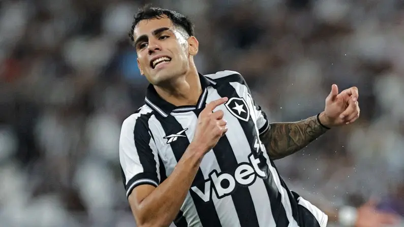 Lucas Villalba se adapta a ser ala no Botafogo: 'É uma posição nova, mas que posso cumprir'