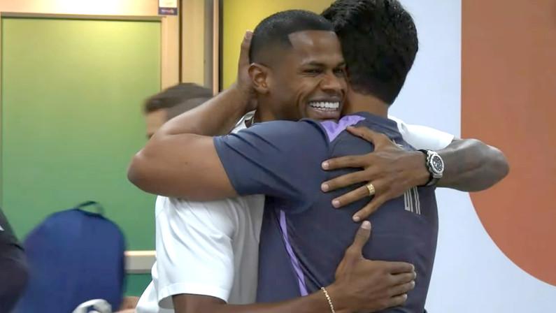 Elenco do Botafogo celebra volta de Júnior Santos, e Marçal diz: 'É um jogador que eu adoro, amo de paixão'