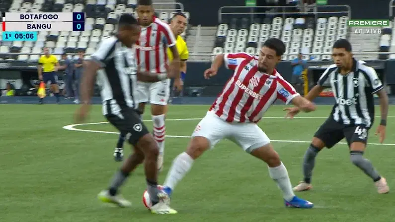 Árbitro deixa de expulsar dois do Bangu nos primeiros minutos contra o Botafogo, diz PC Oliveira; VAR faz vista grossa