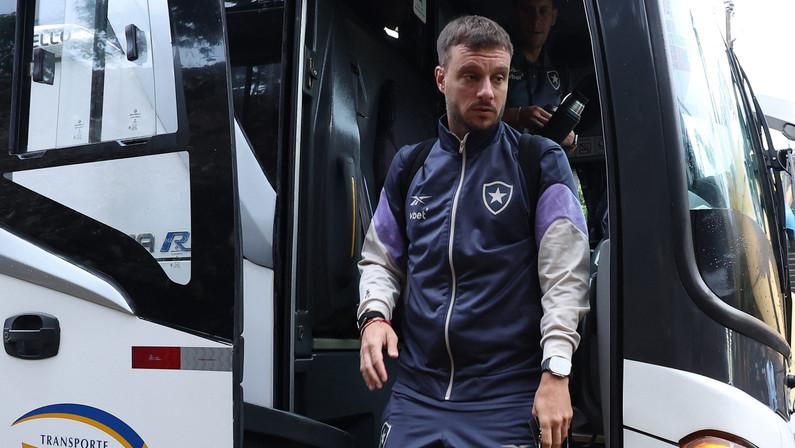 Técnico do Botafogo, Martín Anselmi é atingido no pescoço por pedras de gelo atiradas pela torcida do Barcelona-EQU