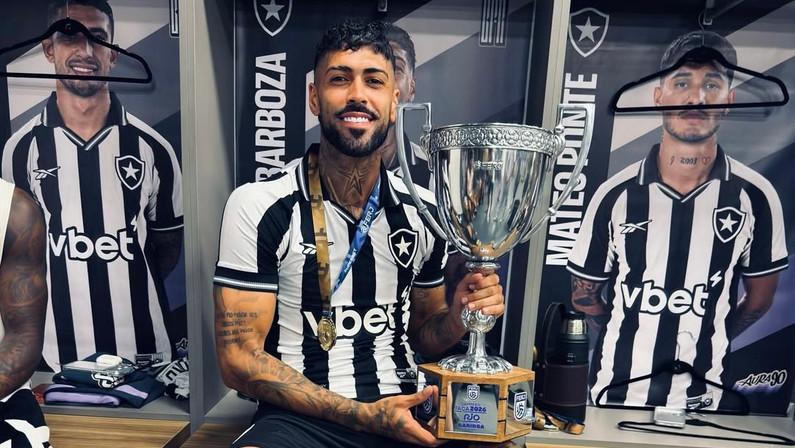 Alexander Barboza ‘repete’ postagem de 2024 no Botafogo: ‘Primeira taça deste grande 2026 que temos pela frente’