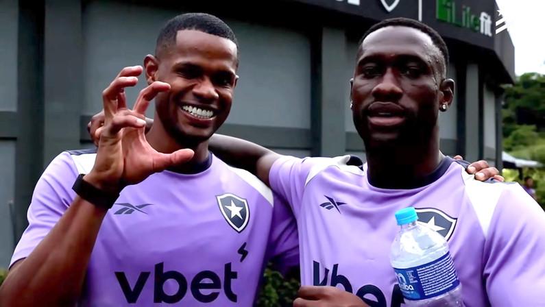 Bastos dá as boas-vindas a Júnior Santos no Botafogo em resenha: ‘Você está na sua casa. Essa é a sua família’