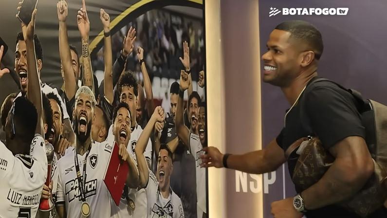 Júnior Santos canta hino e profetiza com foto da Libertadores do Botafogo: ‘Vamos ganhar outra dessa!’