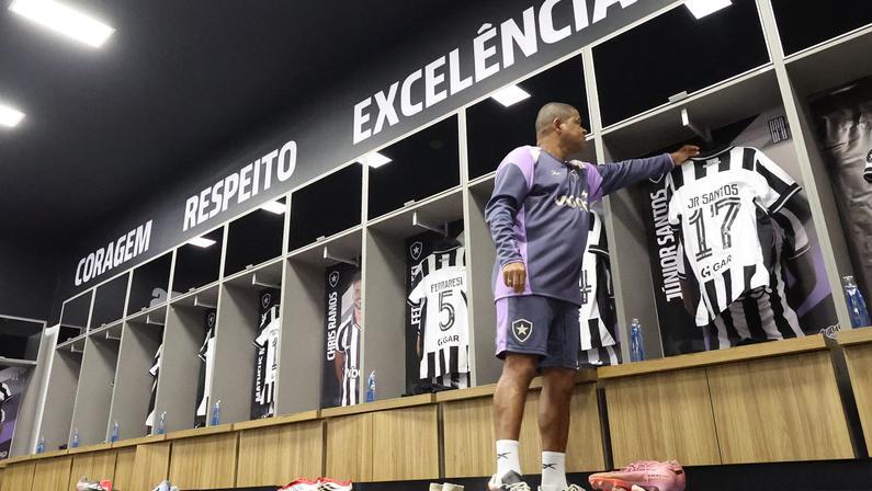Botafogo escalado com Raul, Cristian Medina e novo esquema para enfrentar o Flamengo