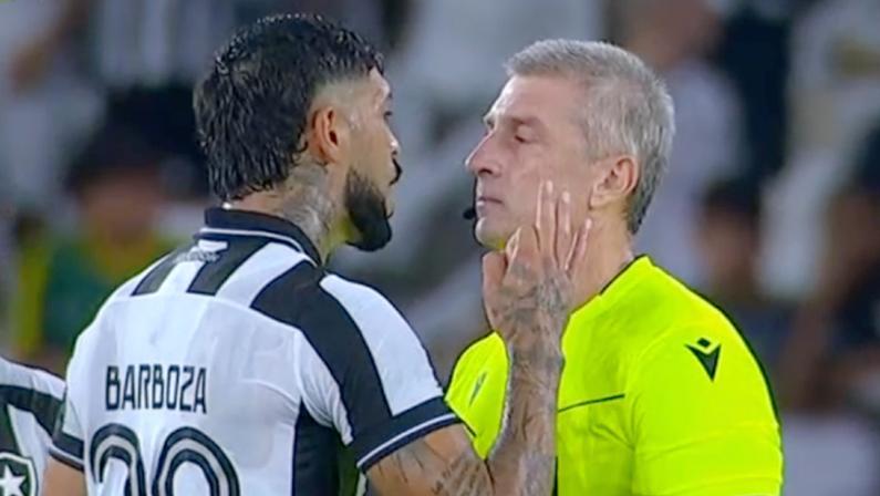 Daronco relata ofensas de Alexander Barboza após expulsão em Botafogo x Flamengo: 'Tu és um desastre, um cagão'
