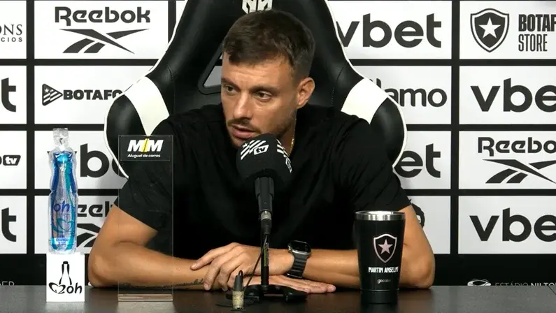 Martín Anselmi faz longo desabafo, diz que Botafogo é ‘sua vida 24h por dia’ e pede desculpas por derrota: ‘Quando o time perde, o técnico é burro. Hoje sou um burro’