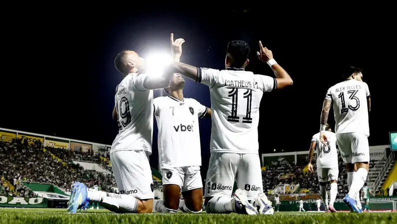 Botafogo sobe duas posições e fecha 12ª rodada do Brasileirão 2026 em 9º lugar, com um jogo a menos