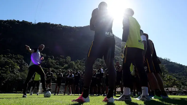 Botafogo tem negociações avançadas, aguarda fim de transfer bans e terá 'time de operários', diz canal